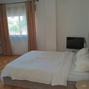 Quarto em Acomodações Particulares 10 Mins Walk From Train Station!, Agualva-Cacem